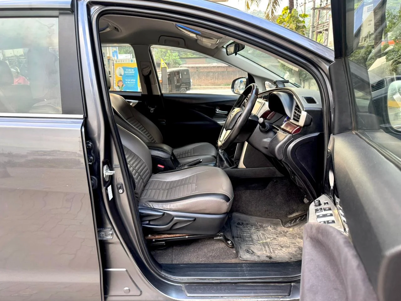 Toyota Innova Crysta - Thumbnail 3